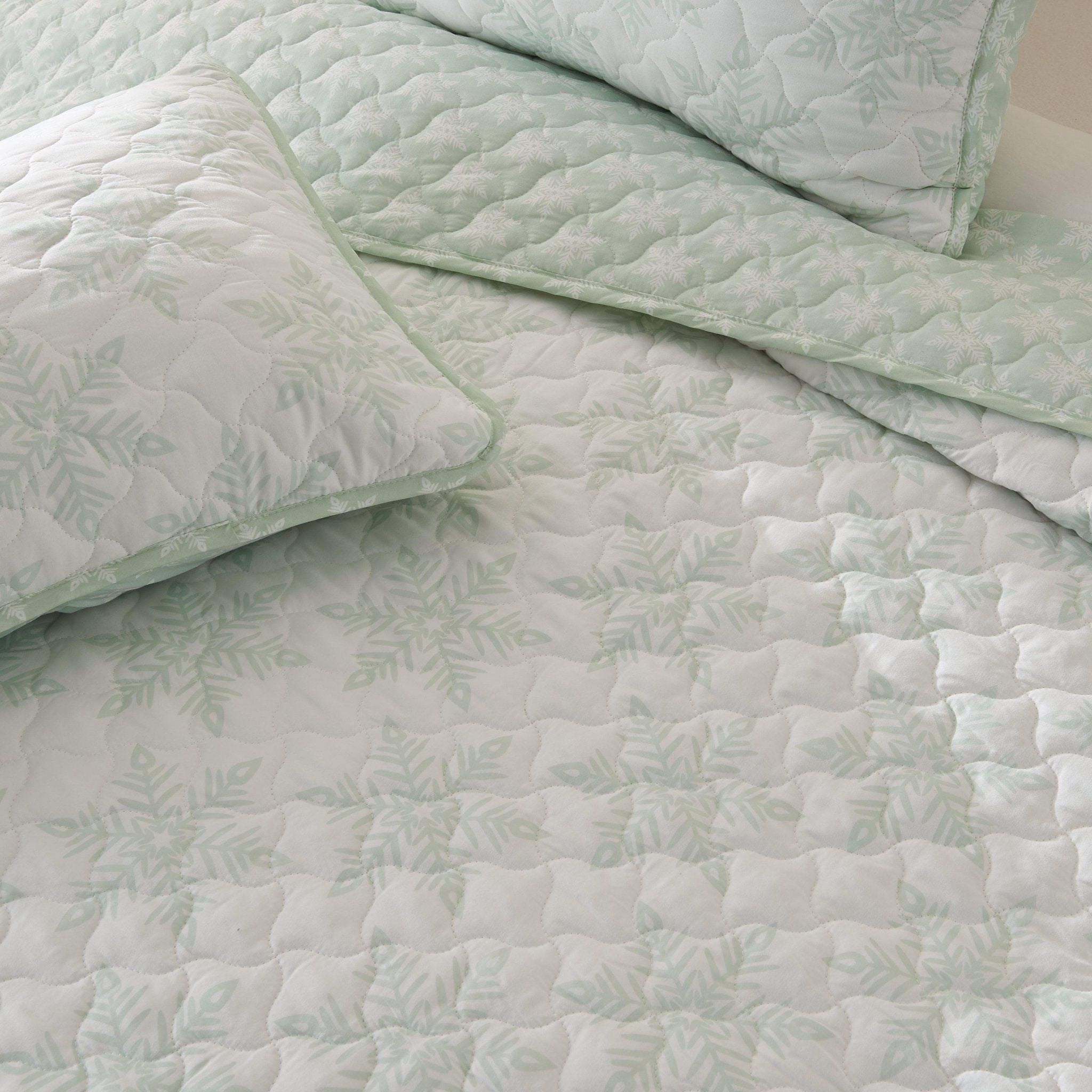 3 Piece Large Snowflake Quilt - Noemi Collection - Tuesday Morning - Comforters & Duvets