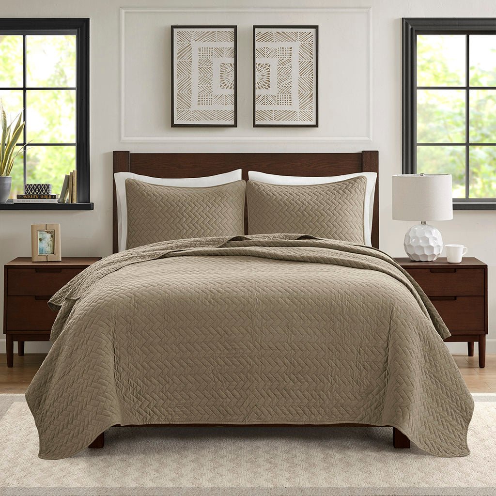 3 Piece Luxurious Oversized Quilt Set - Queen 1 Quilt: 92W x 96L - Tuesday Morning - Comforters & Duvets