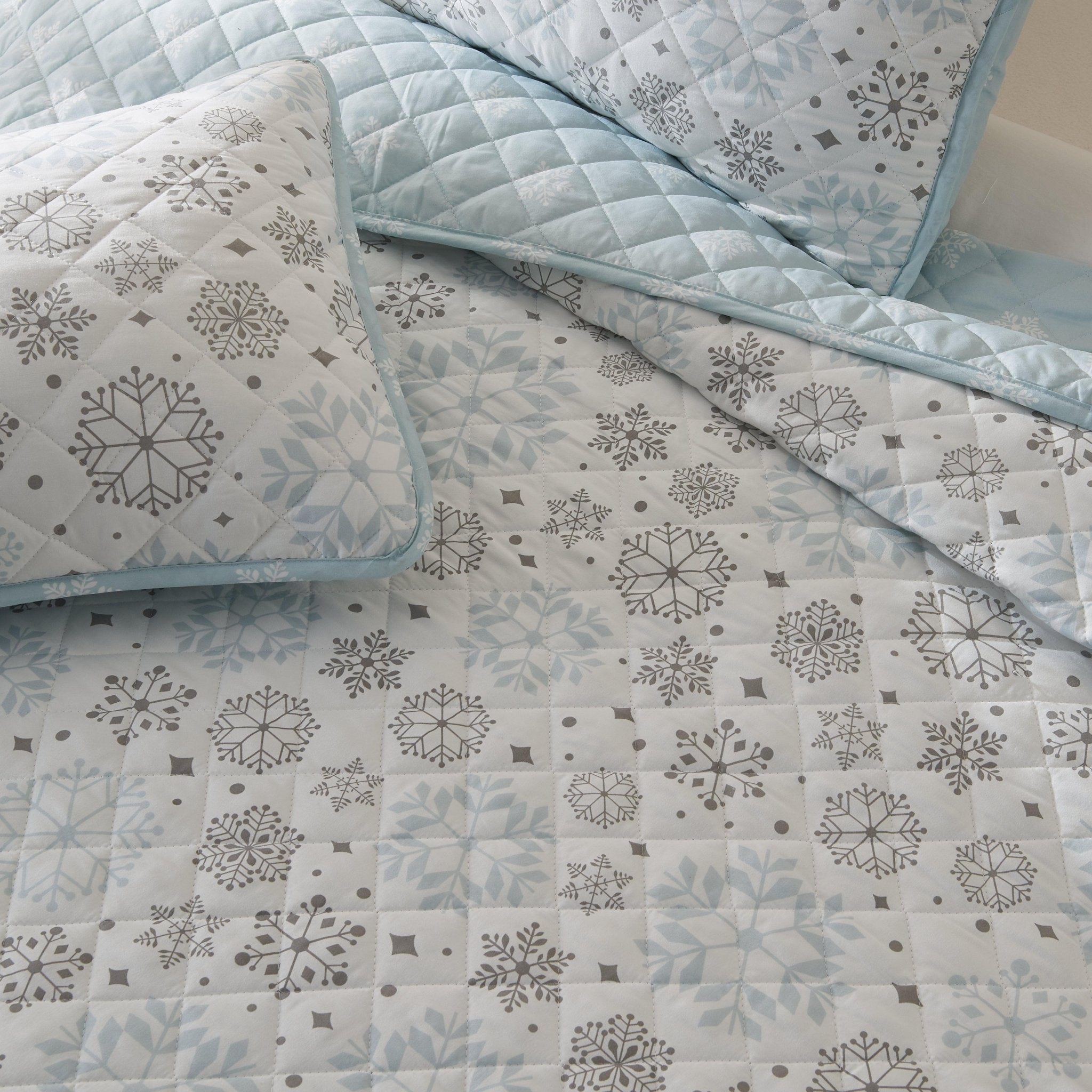 3 Piece Snowflake Quilt - Nova Collection - Tuesday Morning - Comforters & Duvets