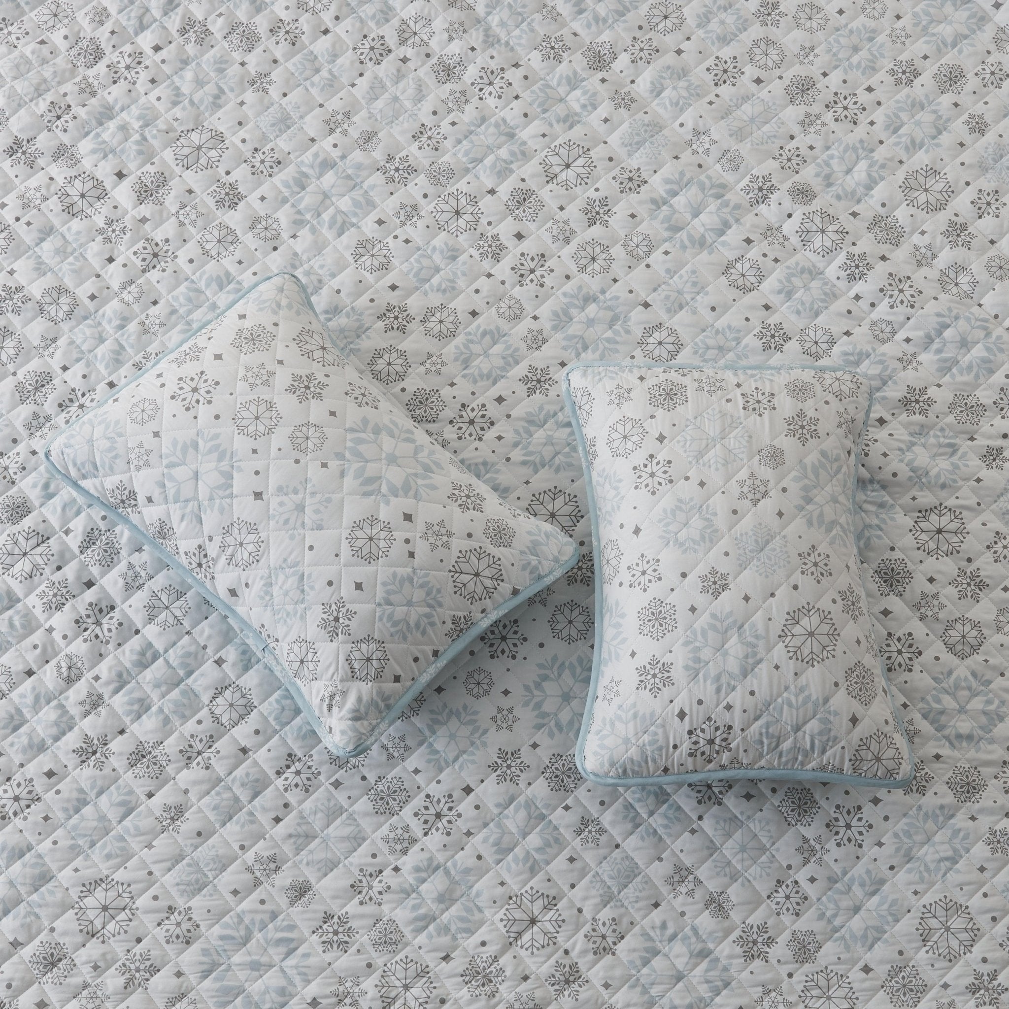 3 Piece Snowflake Quilt - Nova Collection - Tuesday Morning - Comforters & Duvets