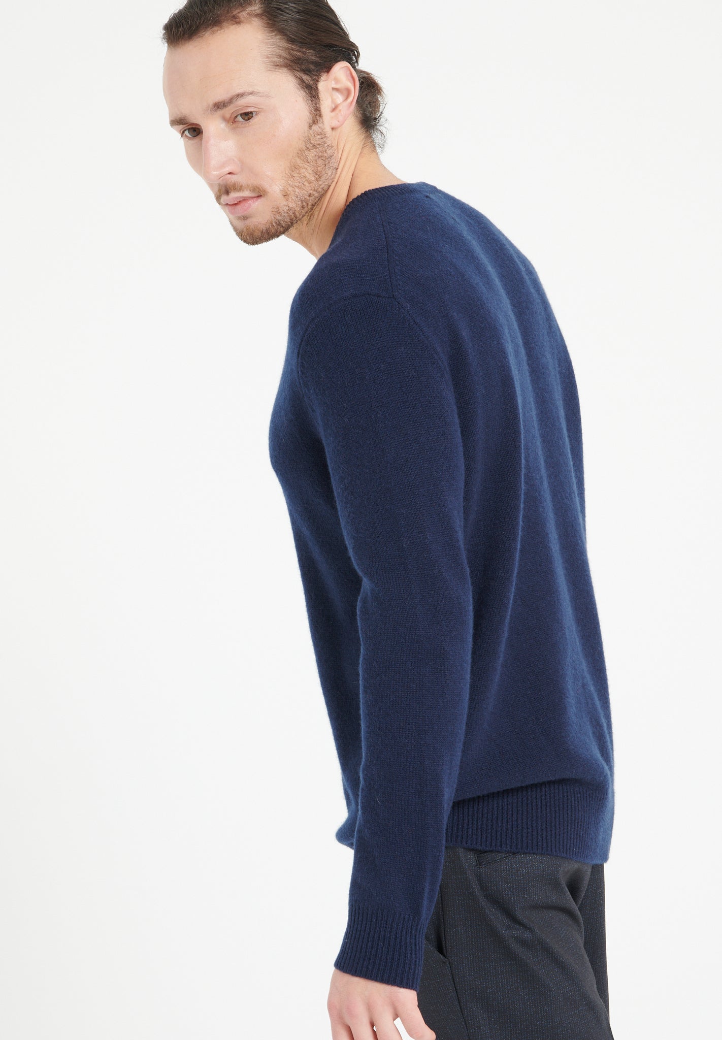 4 - thread cashmere V - neck sweater navy blue - Tuesday Morning - Sweaters & Hoodies