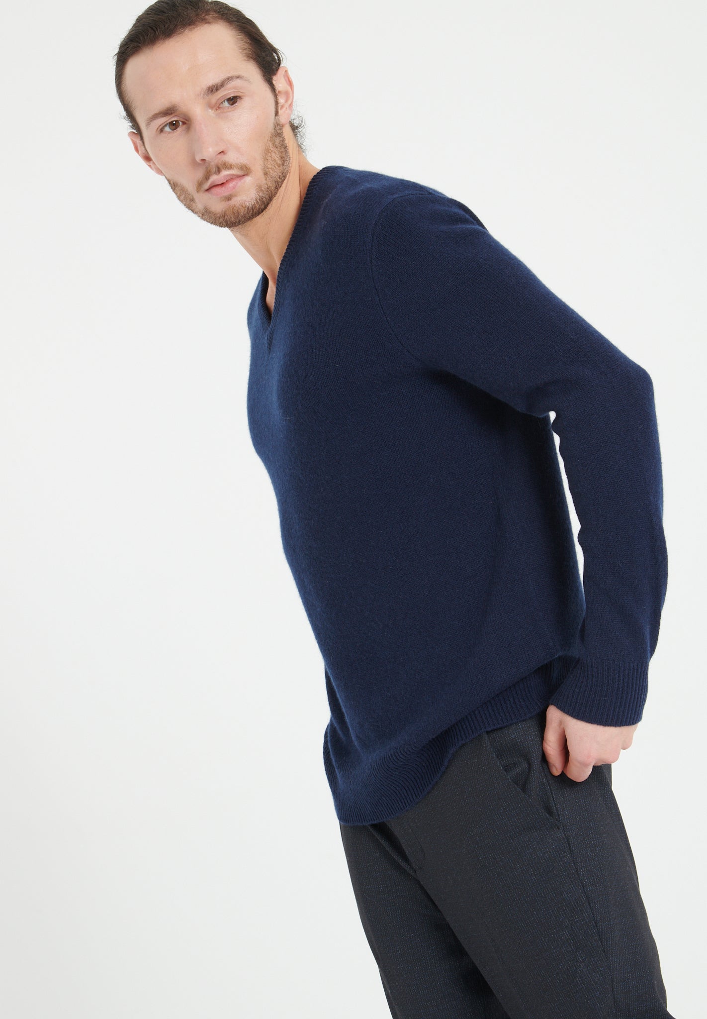 4 - thread cashmere V - neck sweater navy blue - Tuesday Morning - Sweaters & Hoodies