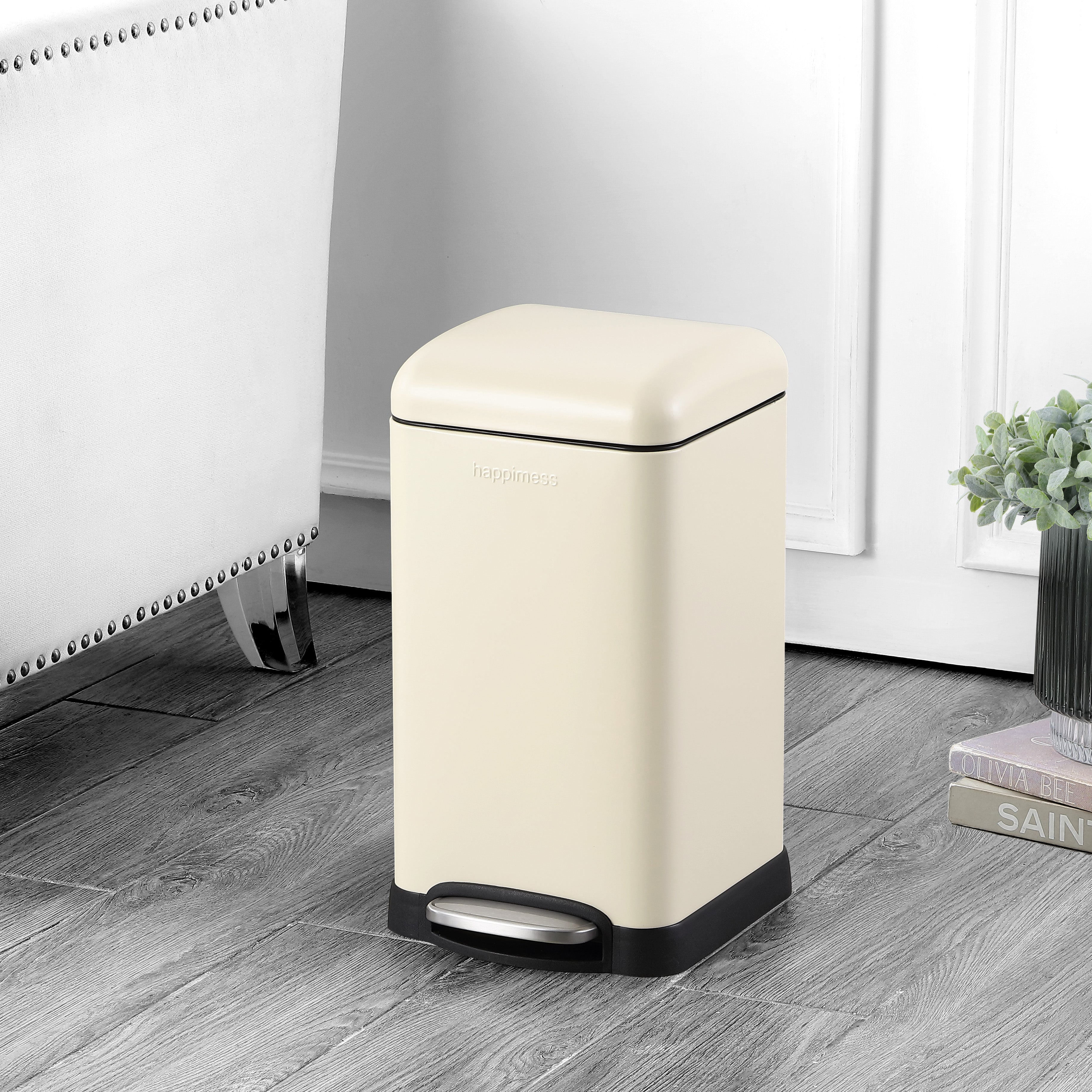 Betty Retro Mini Step-Open Trash Can