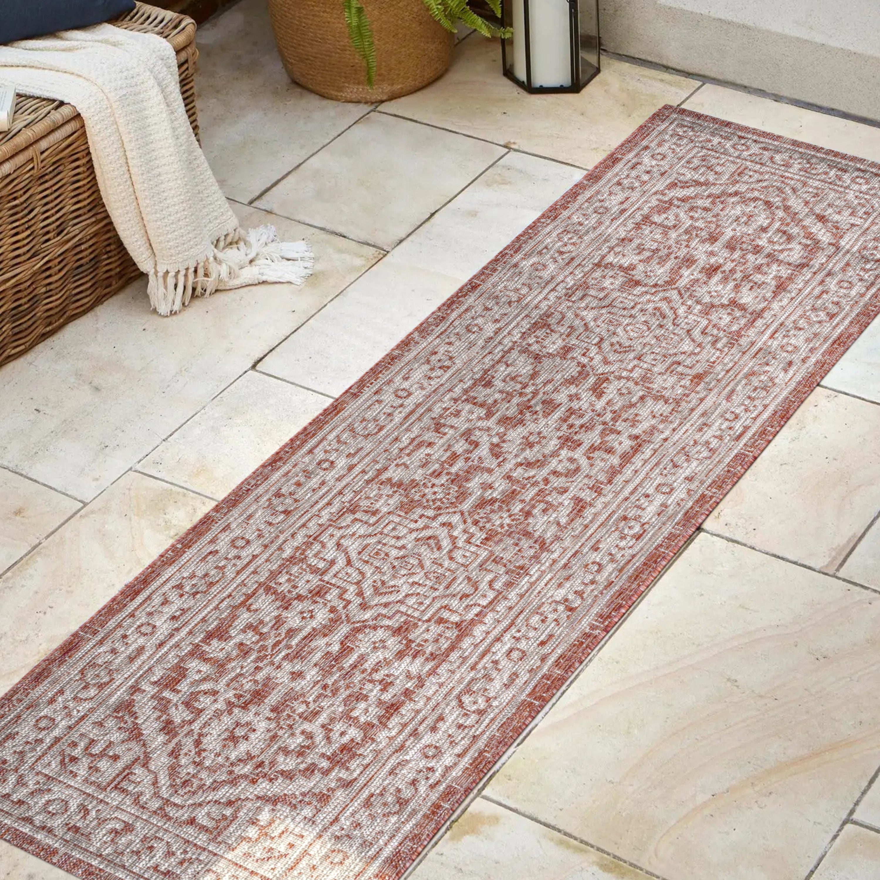 Sinjuri Medallion Textured Weave Indoor/Outdoor Runner Rug