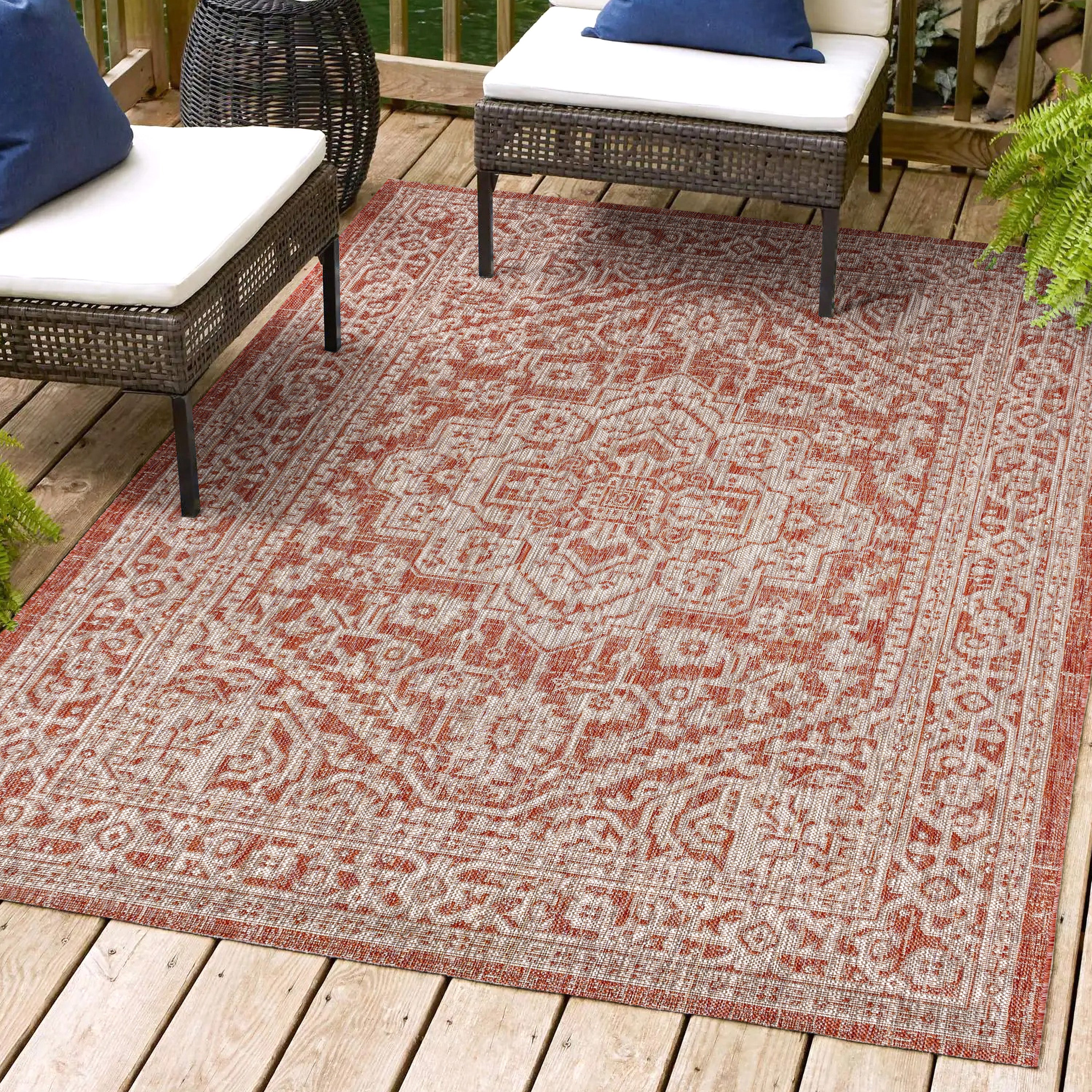 Sinjuri Medallion Textured Weave Indoor/Outdoor Area Rug