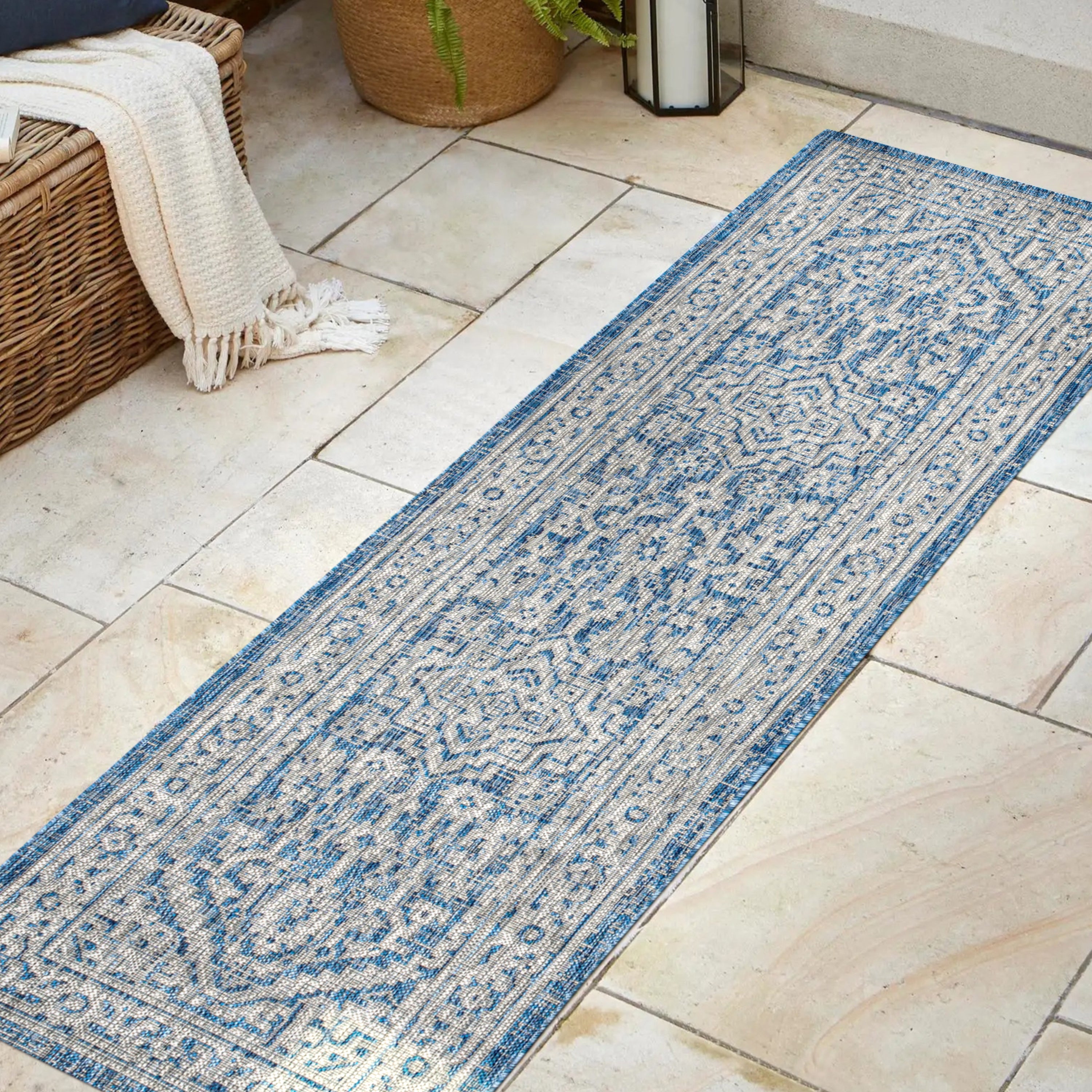 Sinjuri Medallion Textured Weave Indoor/Outdoor Runner Rug