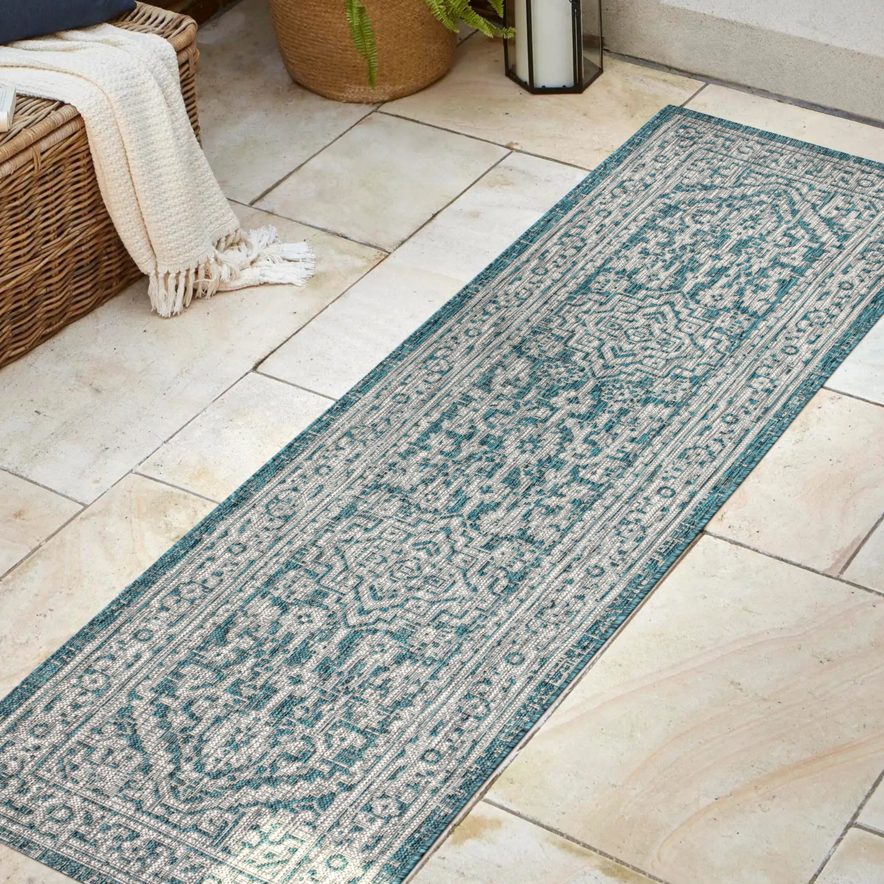 Sinjuri Medallion Textured Weave Indoor/Outdoor Runner Rug