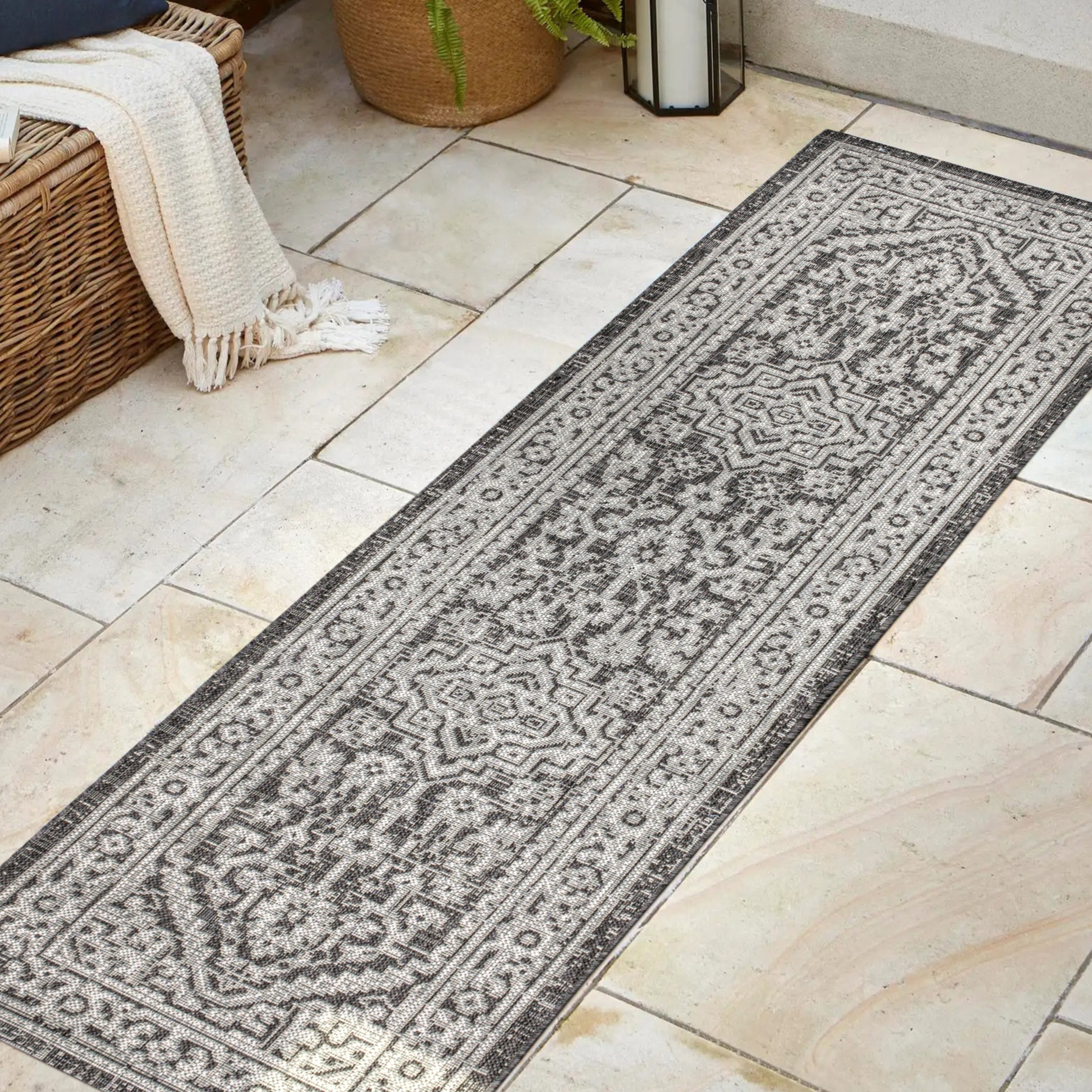 Sinjuri Medallion Textured Weave Indoor/Outdoor Runner Rug