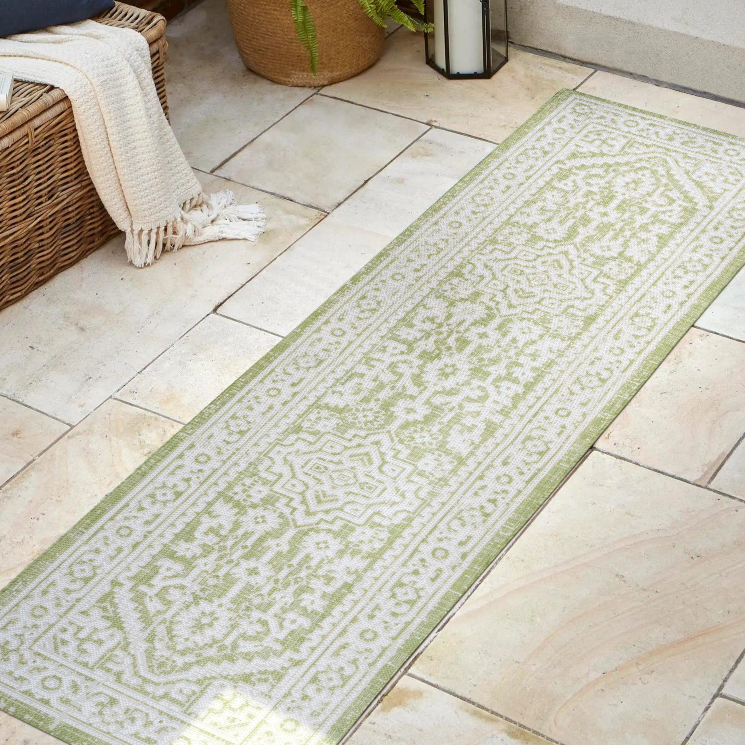 Sinjuri Medallion Textured Weave Indoor/Outdoor Runner Rug