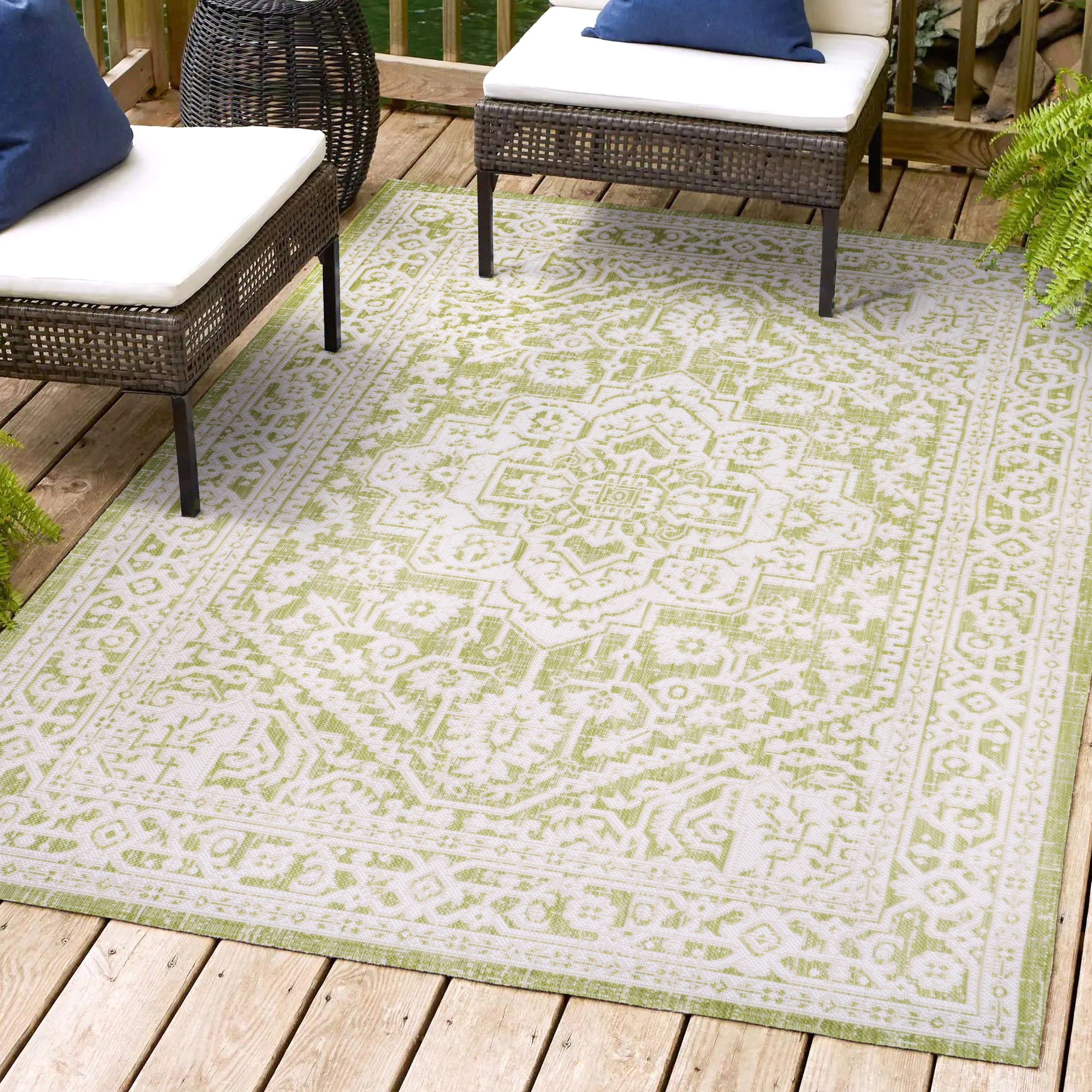 Sinjuri Medallion Textured Weave Indoor/Outdoor Area Rug