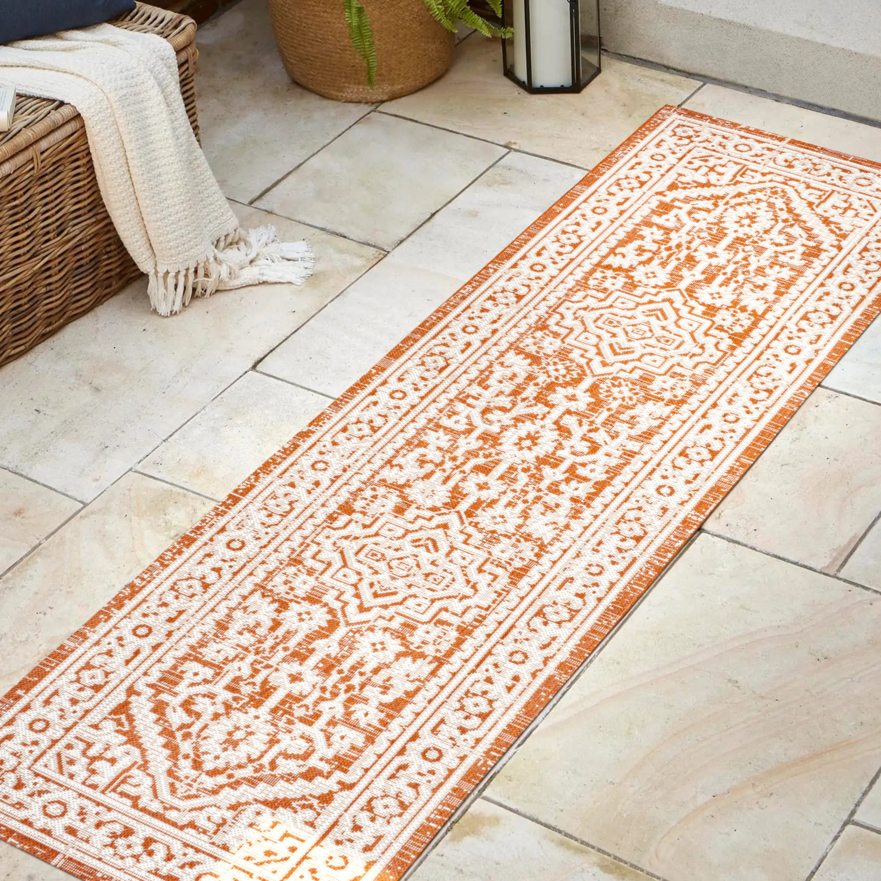 Sinjuri Medallion Textured Weave Indoor/Outdoor Runner Rug