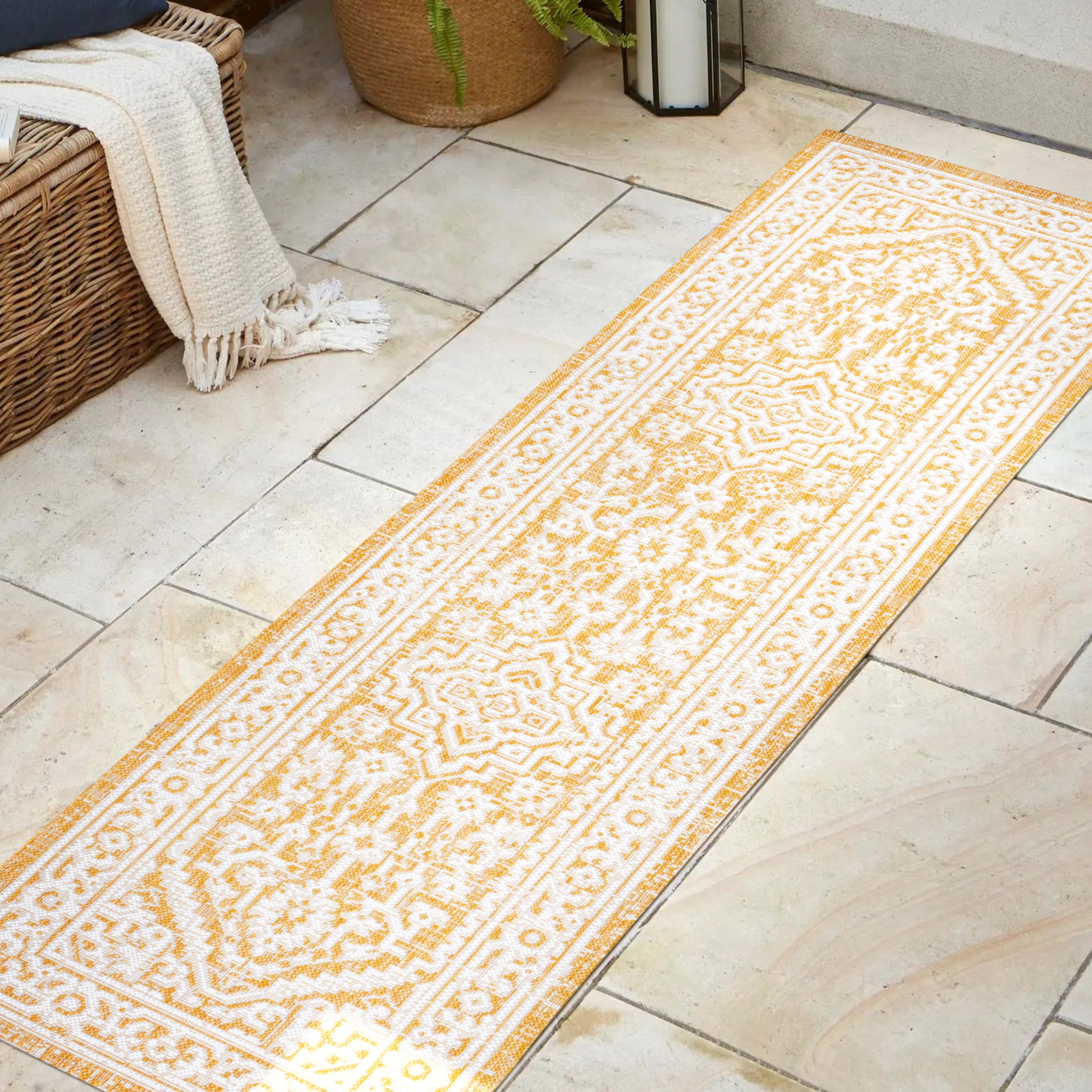 Sinjuri Medallion Textured Weave Indoor/Outdoor Runner Rug