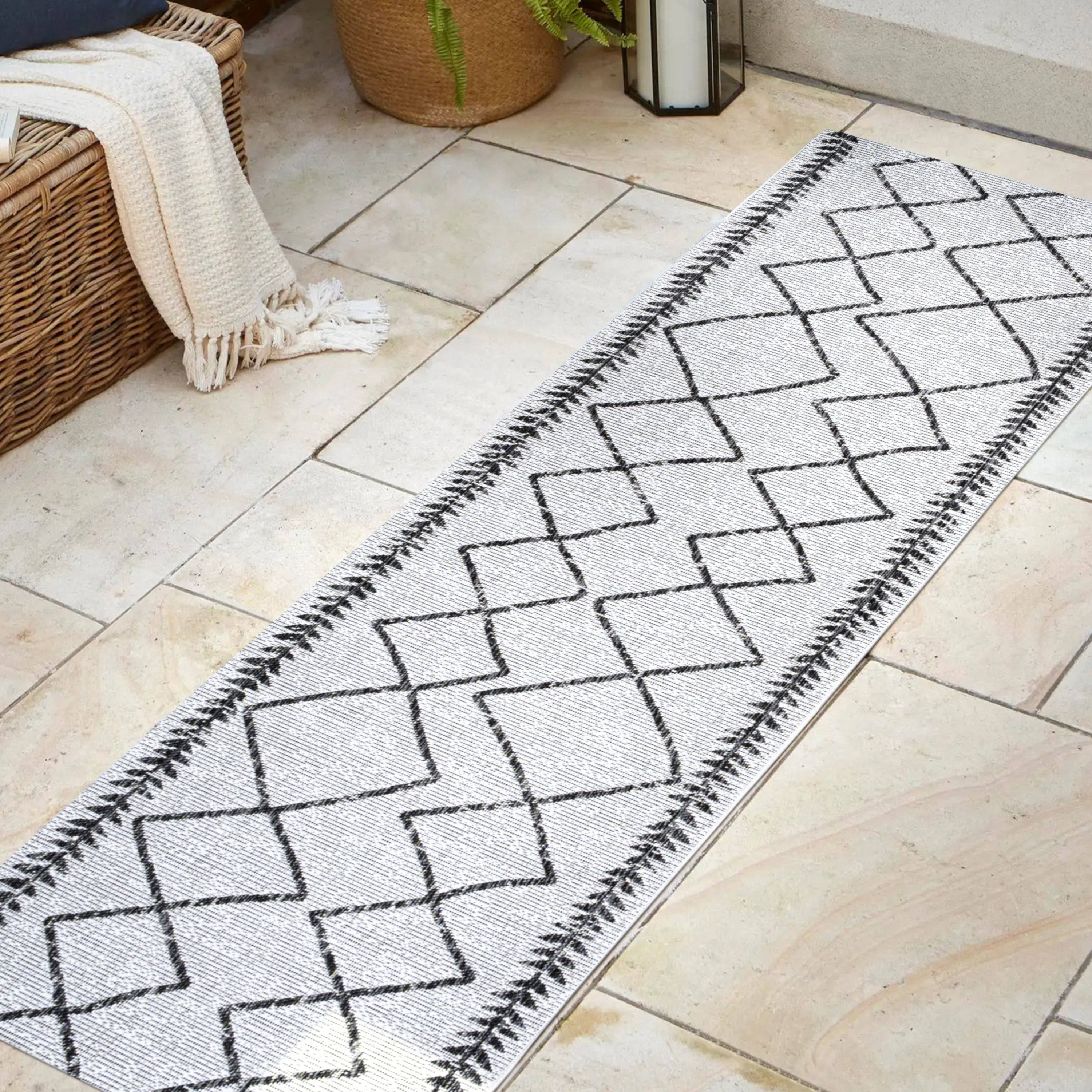 Derya Tribal Diamond Trellis Indoor/Outdoor Runner Rug